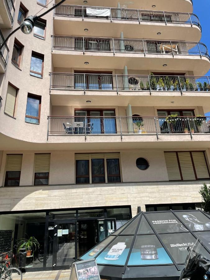 At Gozsdu Court, 60 Sqm, 2 With 2 Ac, Elevators, Kitchen * Budapest