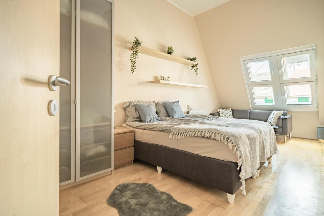 Apartment At Gozsdu Court, 60 Sqm, 2 With 2 Ac, Elevators, Kitchen Budapest