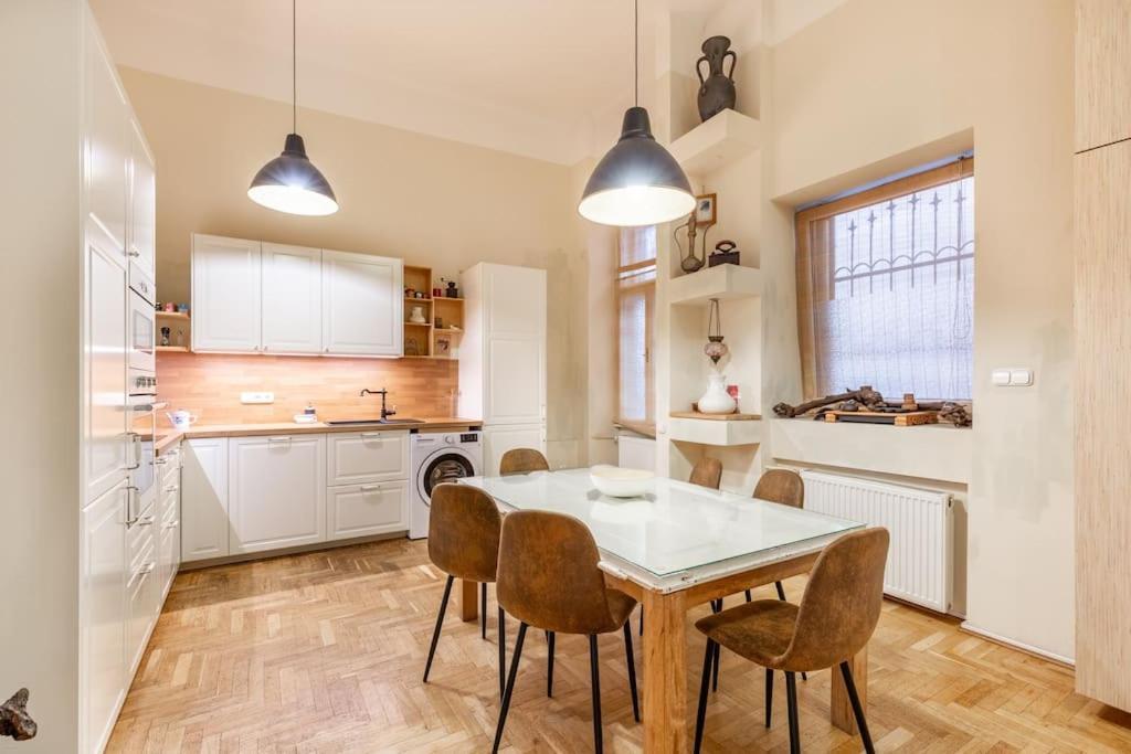 Apartment Bourgeois Boheme Apt. 88 M² Center *