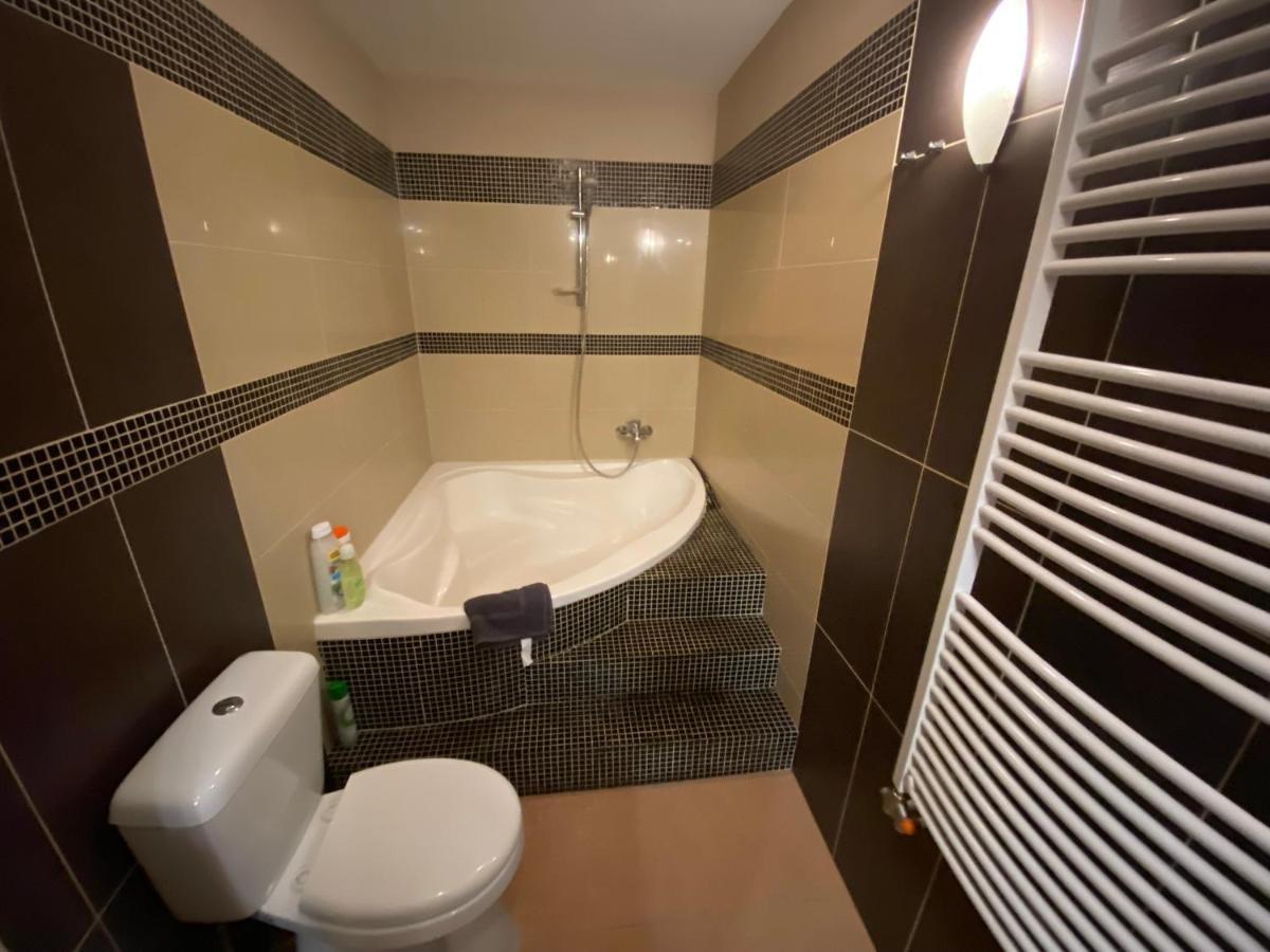 Location In The Heart Of The City, 2 Bedrooms, 2 Bathrooms * Budapest