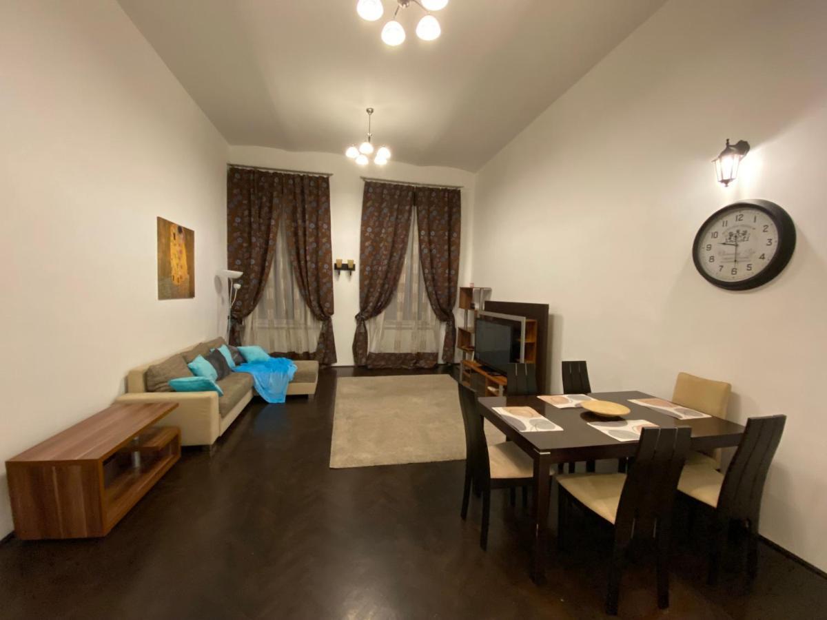 Location In The Heart Of The City, 2 Bedrooms, 2 Bathrooms
