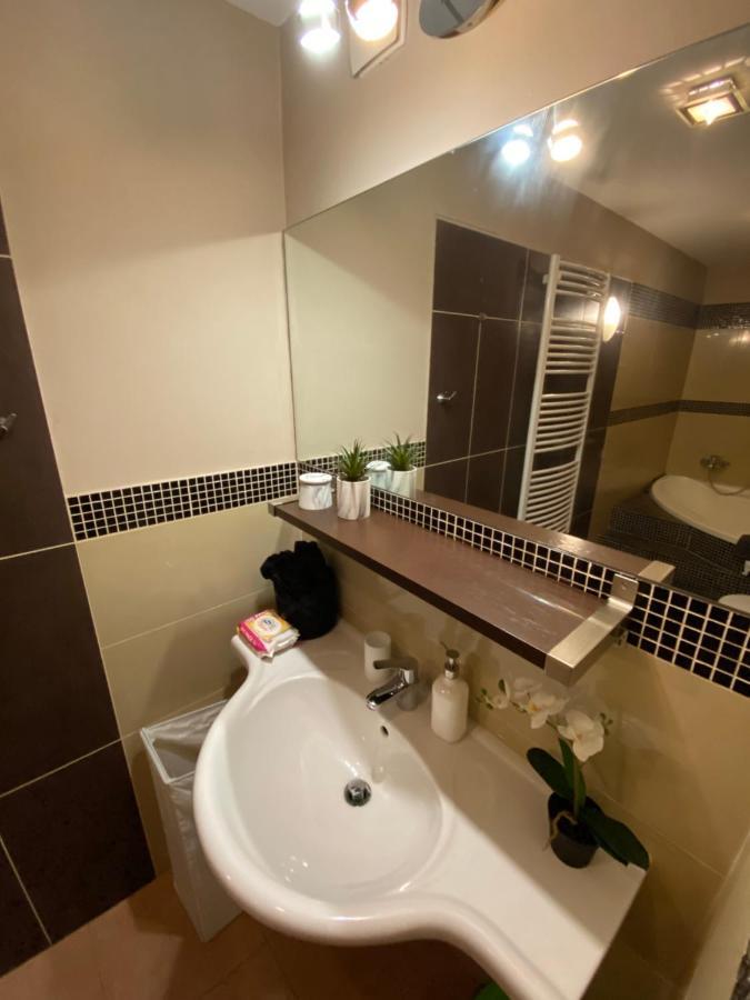 Lägenhet Location In The Heart Of The City, 2 Bedrooms, 2 Bathrooms *