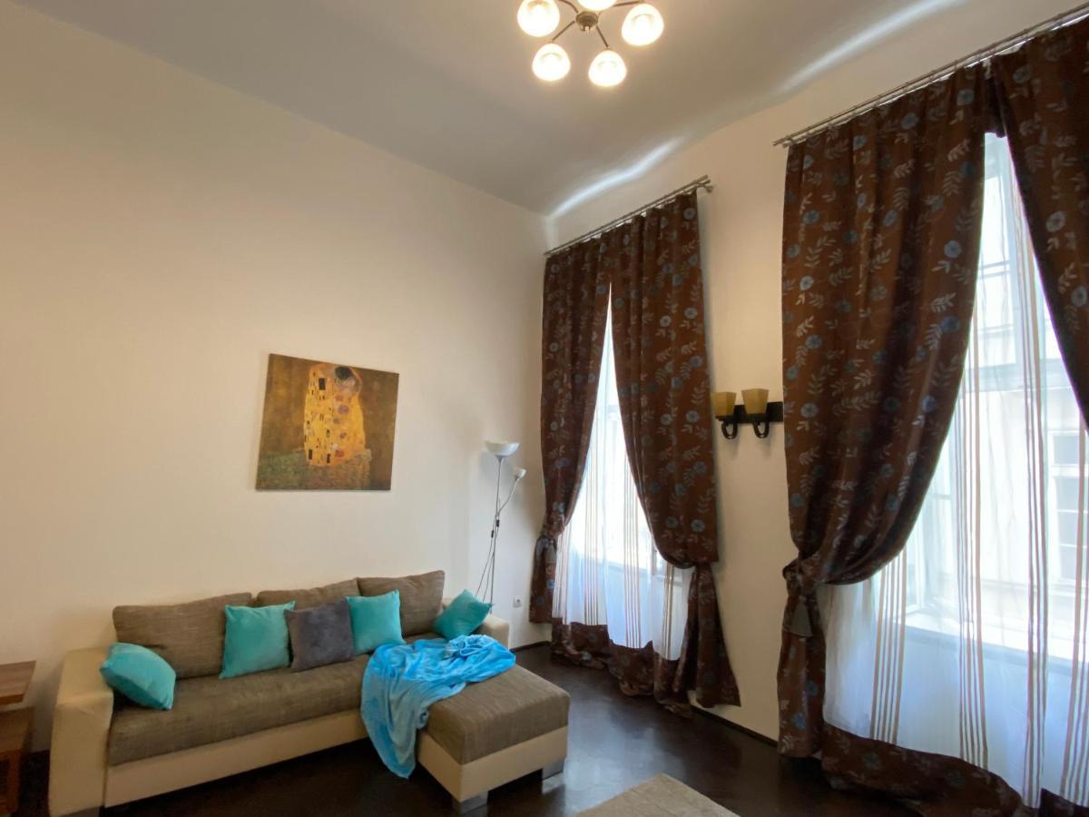 Location In The Heart Of The City, 2 Bedrooms, 2 Bathrooms