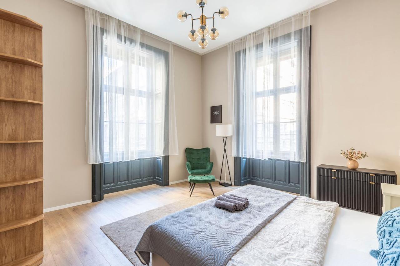 Apartment Luxurious & Spacious In The Kertesz Street *