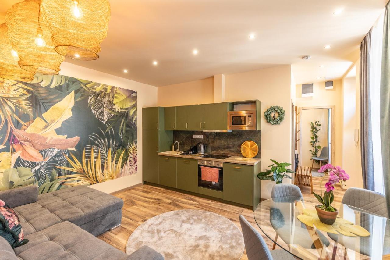 Jungle With 2 Bathrooms
