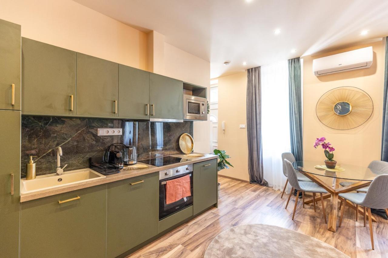 Jungle With 2 Bathrooms Budapest