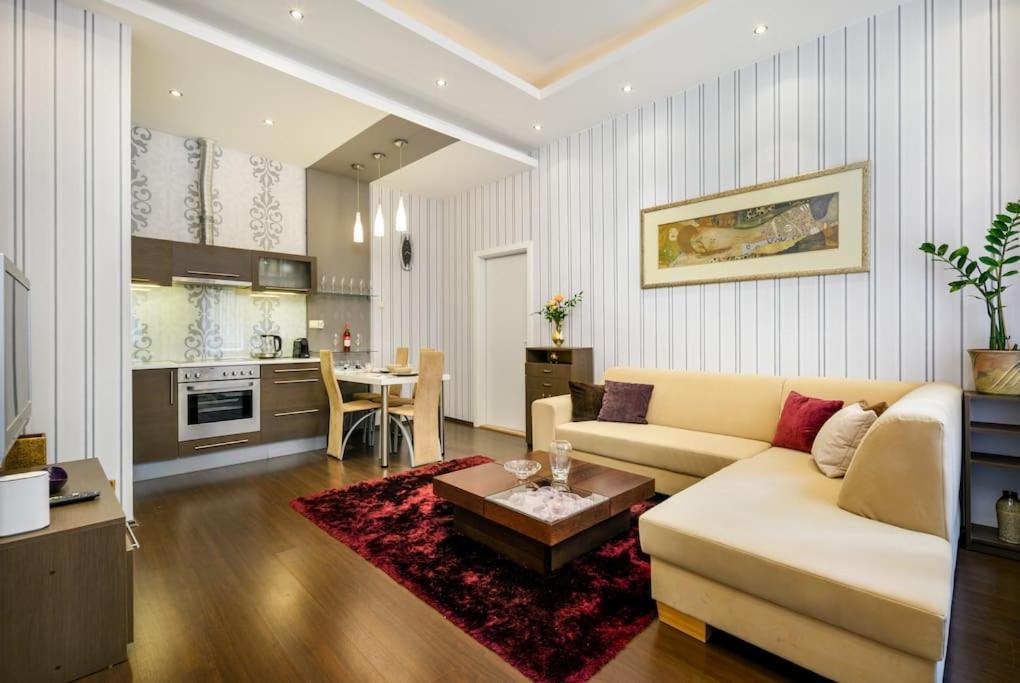 Apartment Chrysoprase