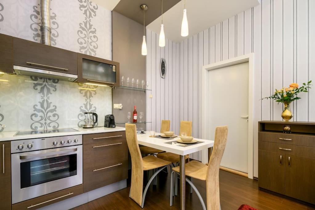 Apartment Chrysoprase