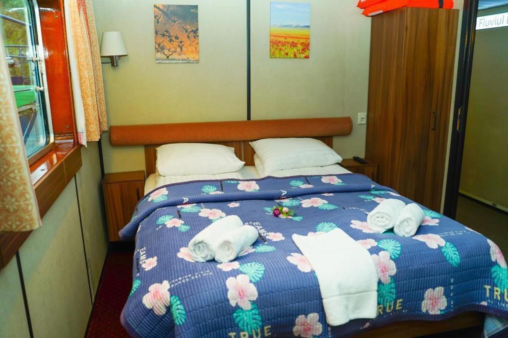Botel Diana Cruises *