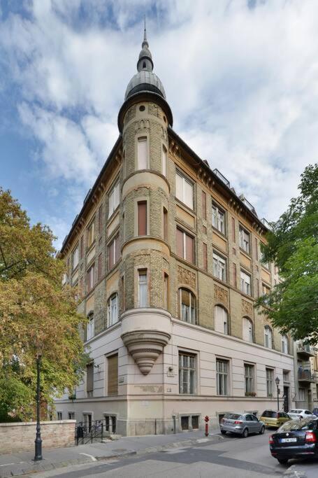Buda Batthiany Square, 6 *
