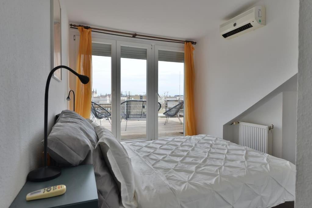 Buda Batthiany Square, 6 *