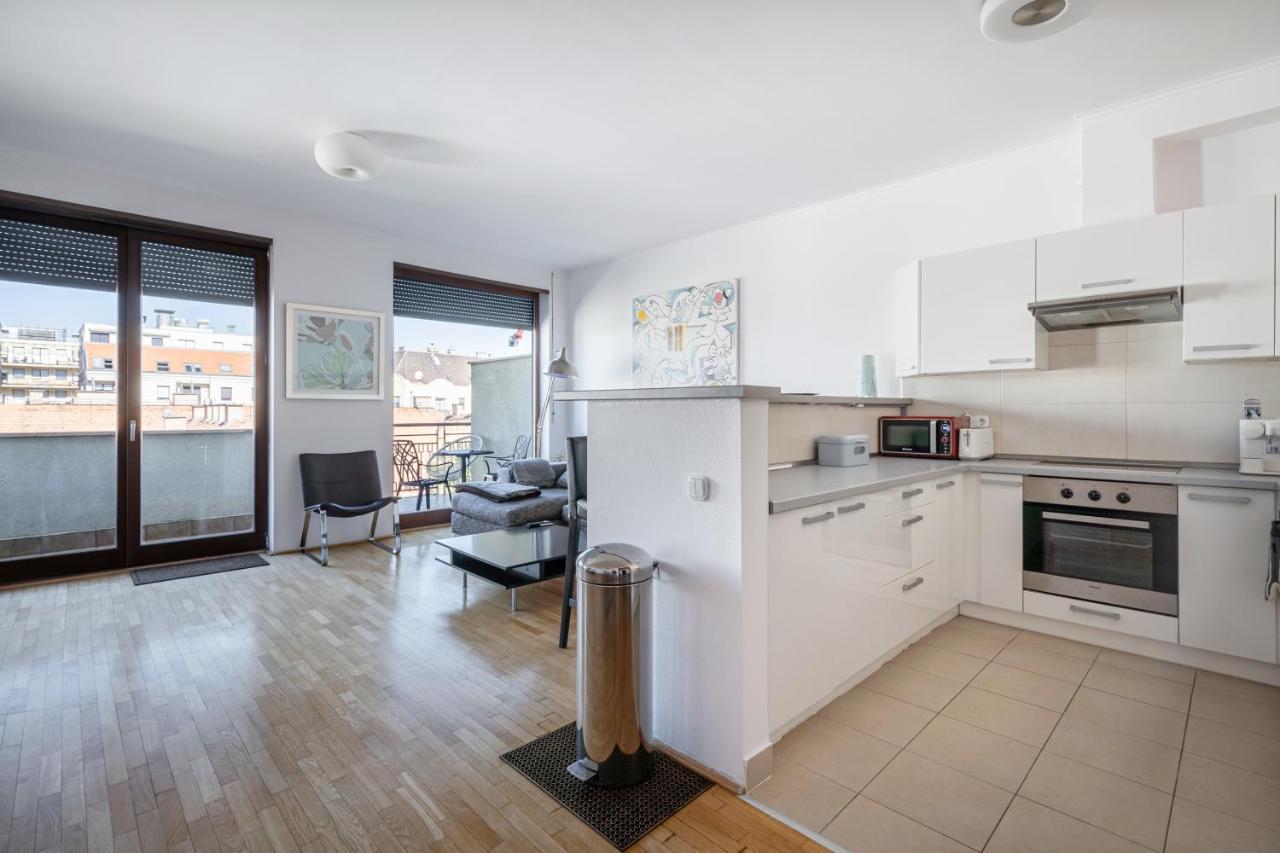 Avant-garde Abode With Terrace Apartmán