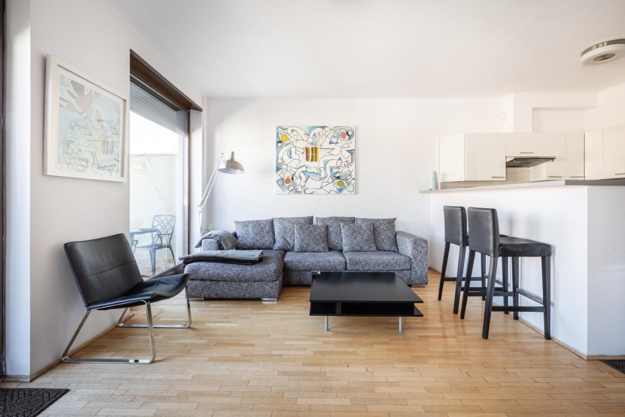 Appartamento Avant-garde Abode With Terrace