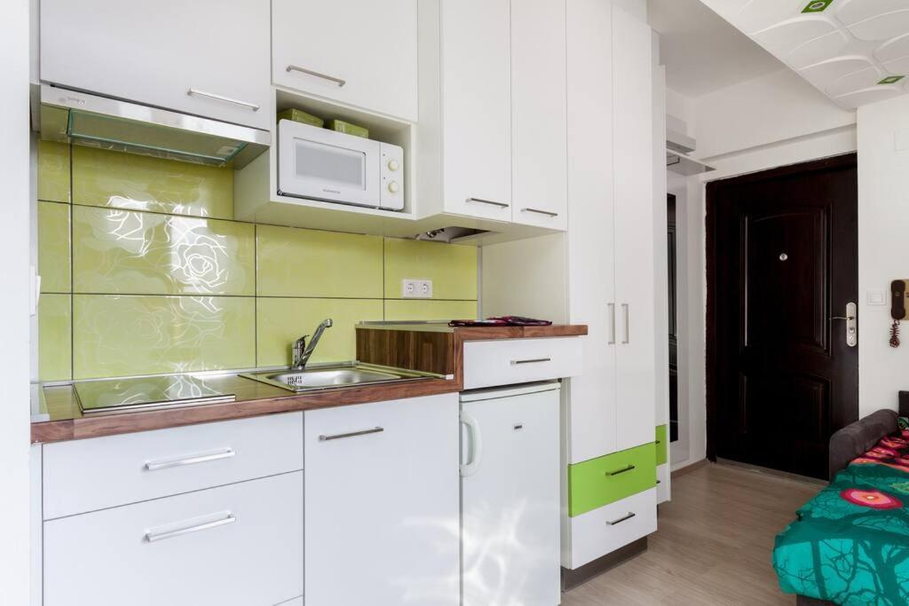 District 5 Studio Near Universities With Ac+view *