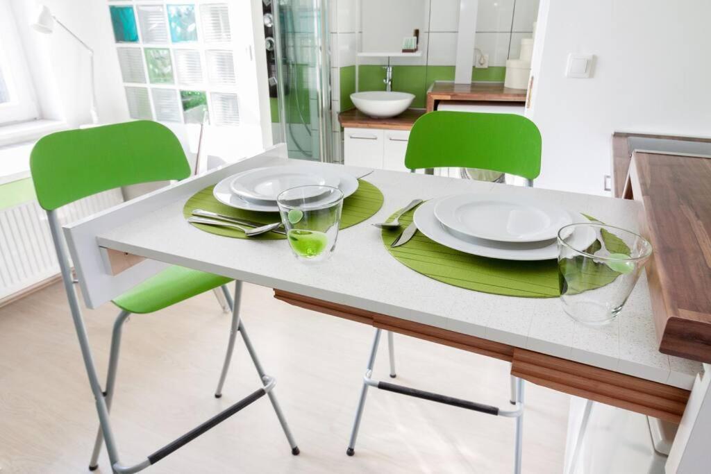 Apartment District 5 Studio Near Universities With Ac+view