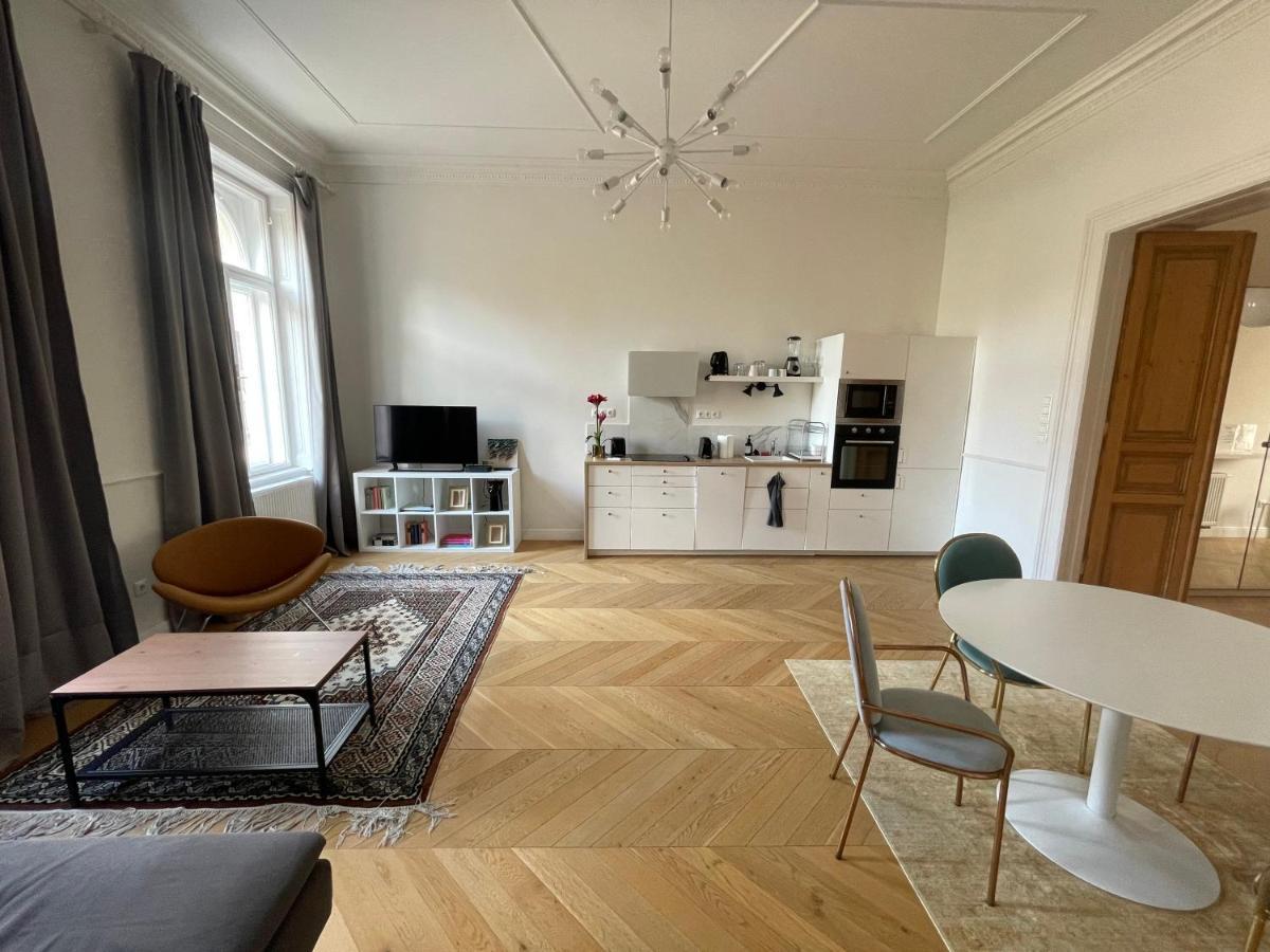 Center 3, Elegant And Cozy 2br In Center! * Budapest