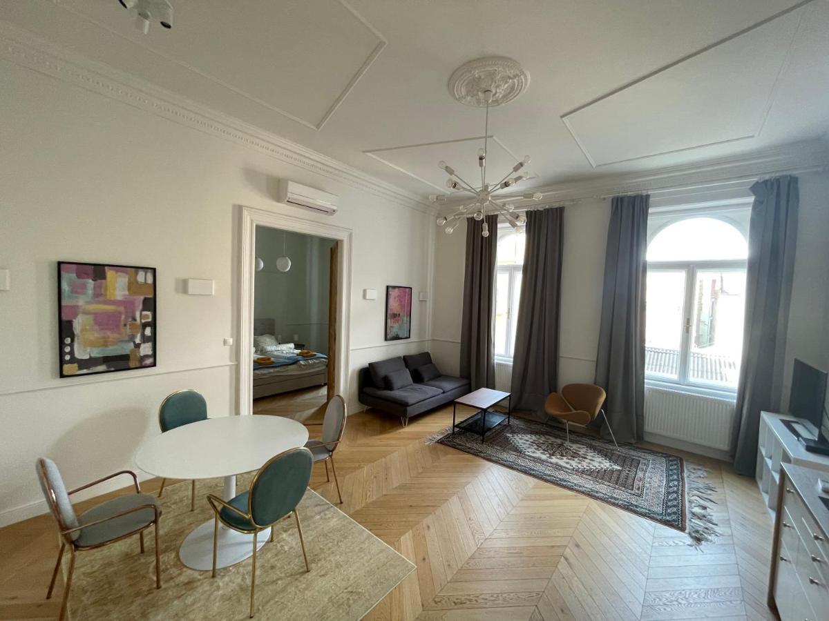 Center 3, Elegant And Cozy 2br In Center! *