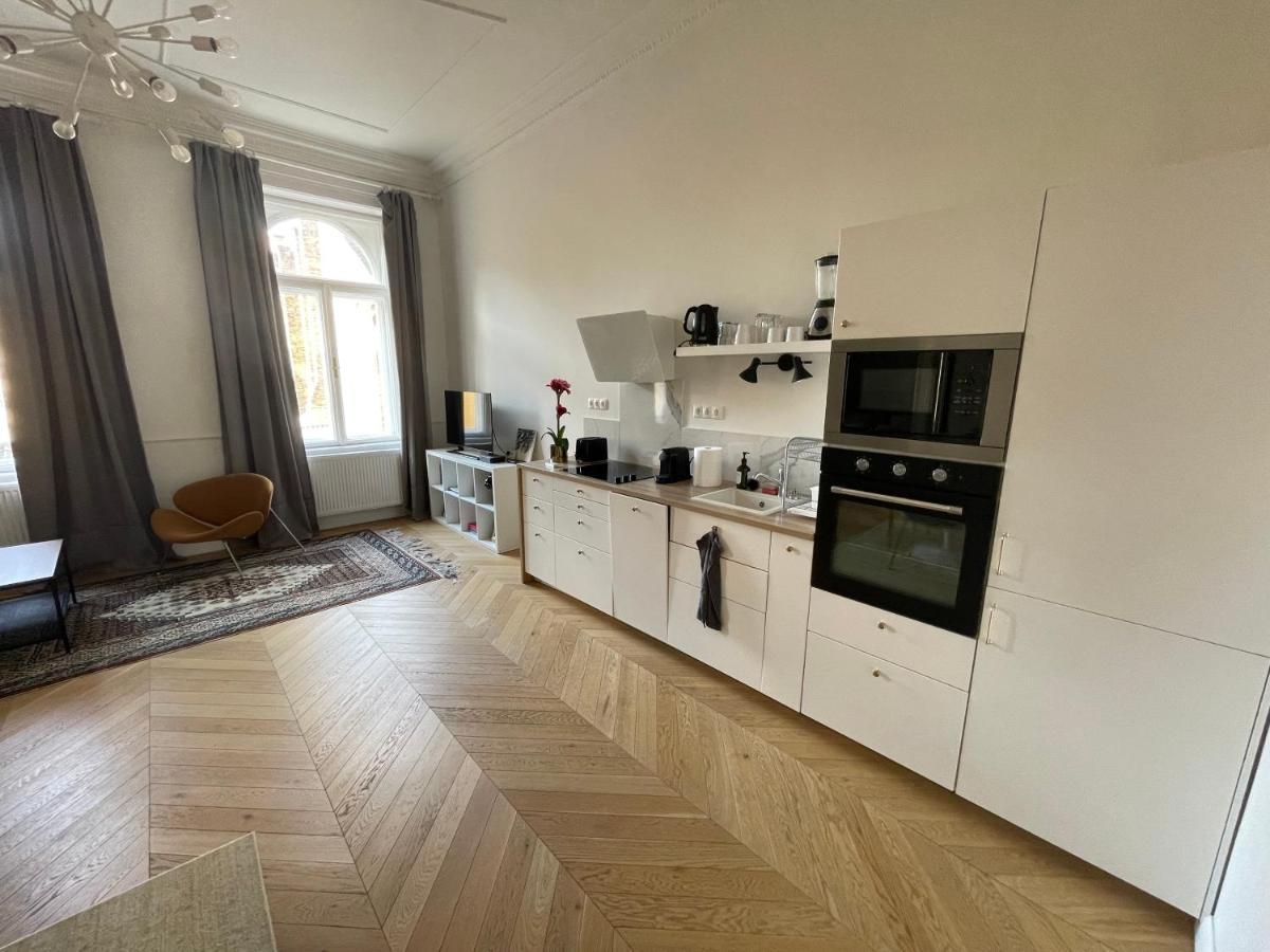 Center 3, Elegant And Cozy 2br In Center! *