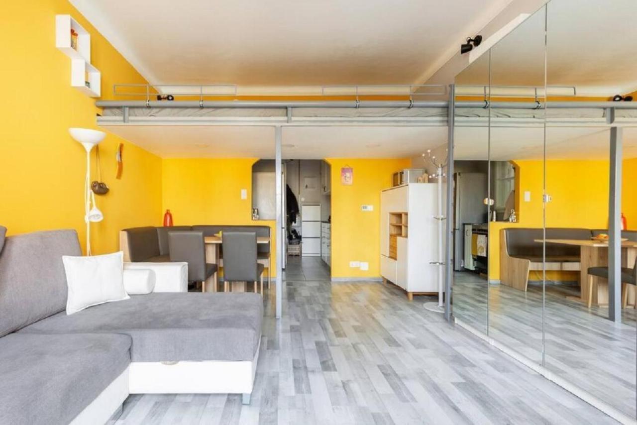 Balzac By Westend Mall With Balcony, Ac Apartment *