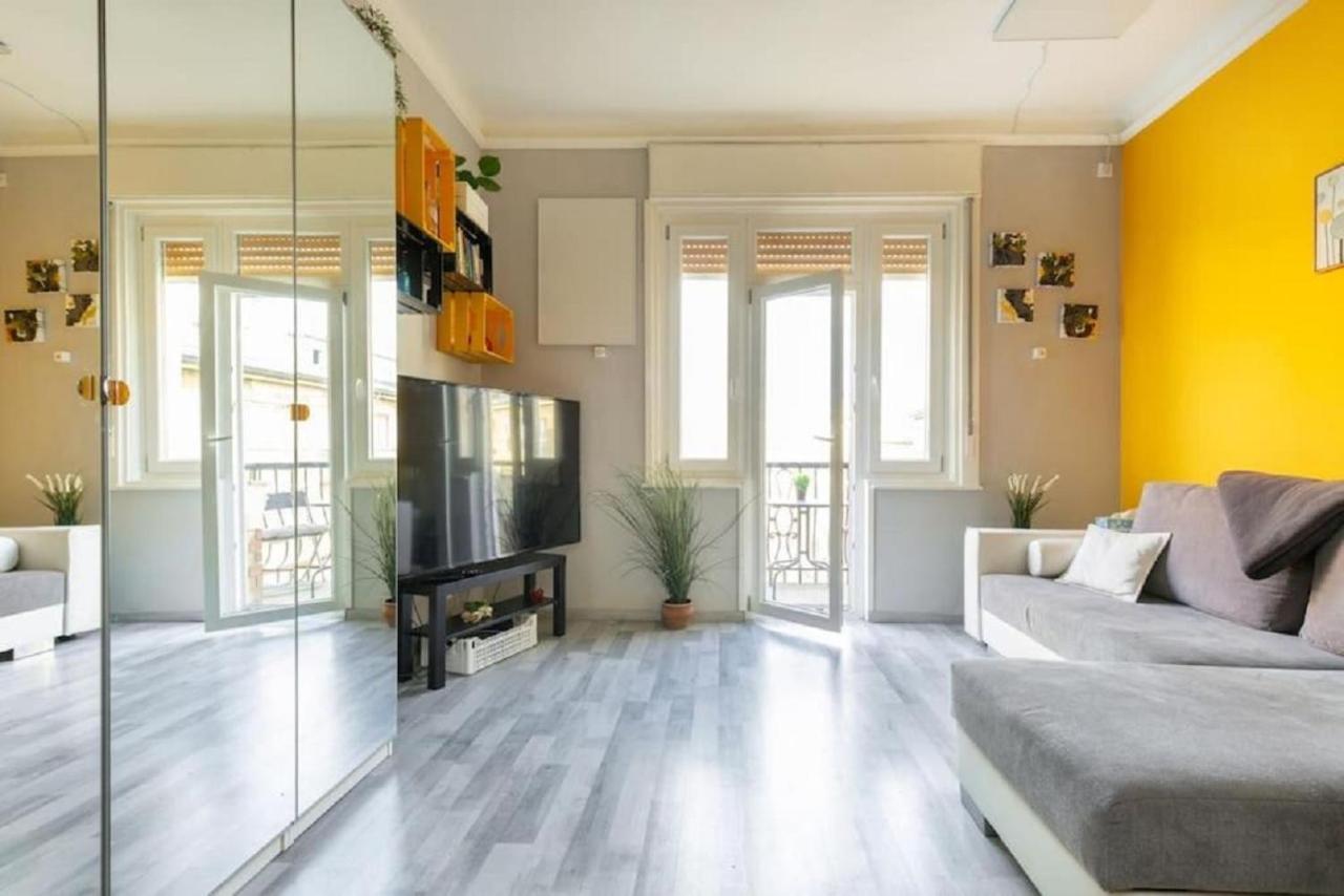 Apartment Balzac By Westend Mall With Balcony, Ac