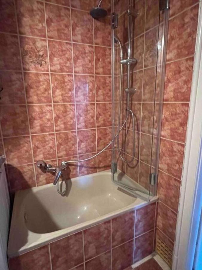 Balzac By Westend Mall With Balcony, Ac *