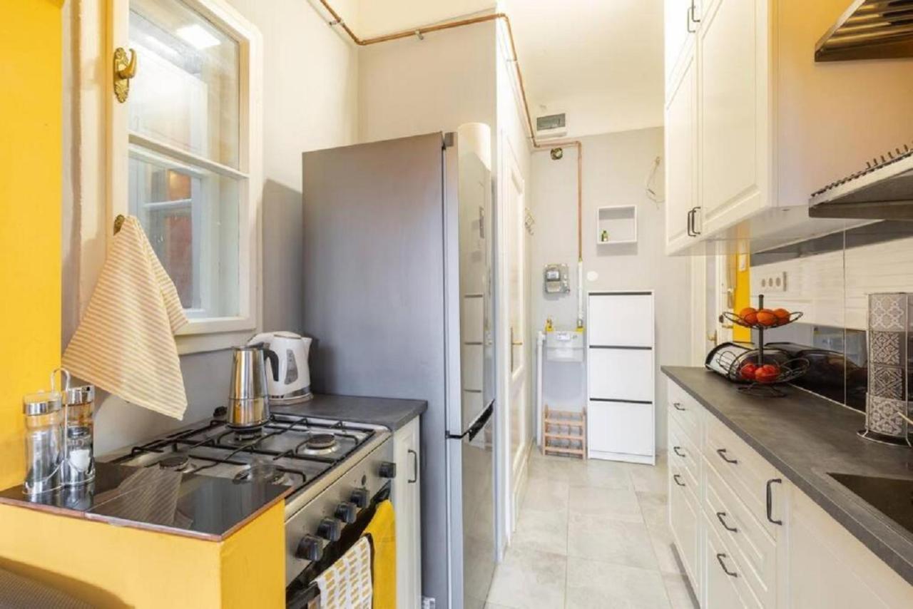 Balzac By Westend Mall With Balcony, Ac Apartment *