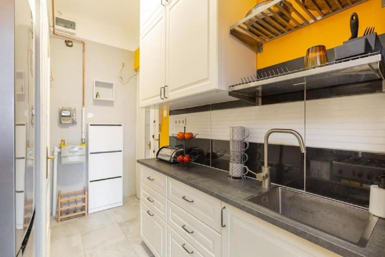 Apartment Balzac By Westend Mall With Balcony, Ac