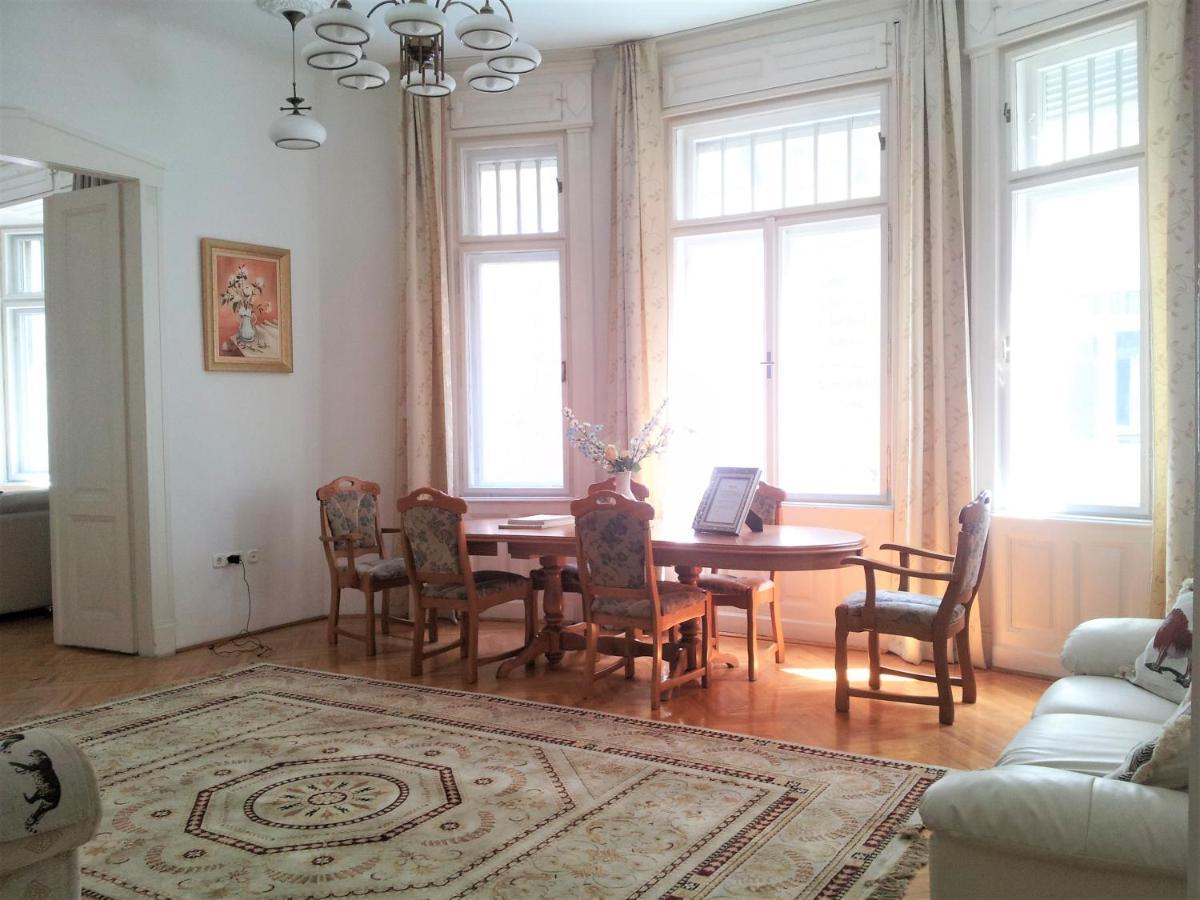 Elegance In The Heart Apartment Budapest