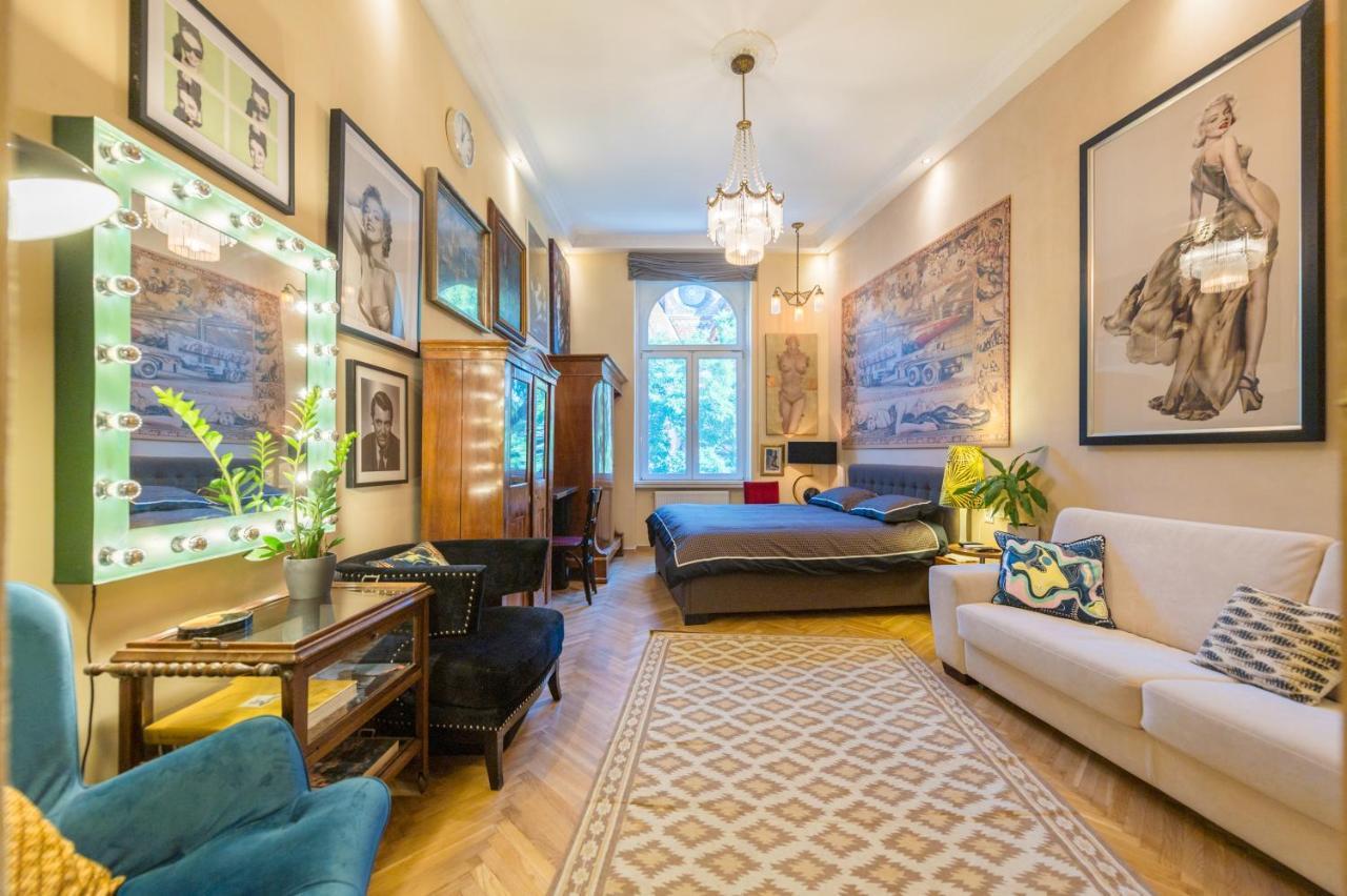 Venus - The Actor's Den Apartman