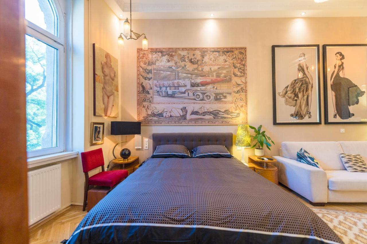 Venus - The Actor's Den Apartman *
