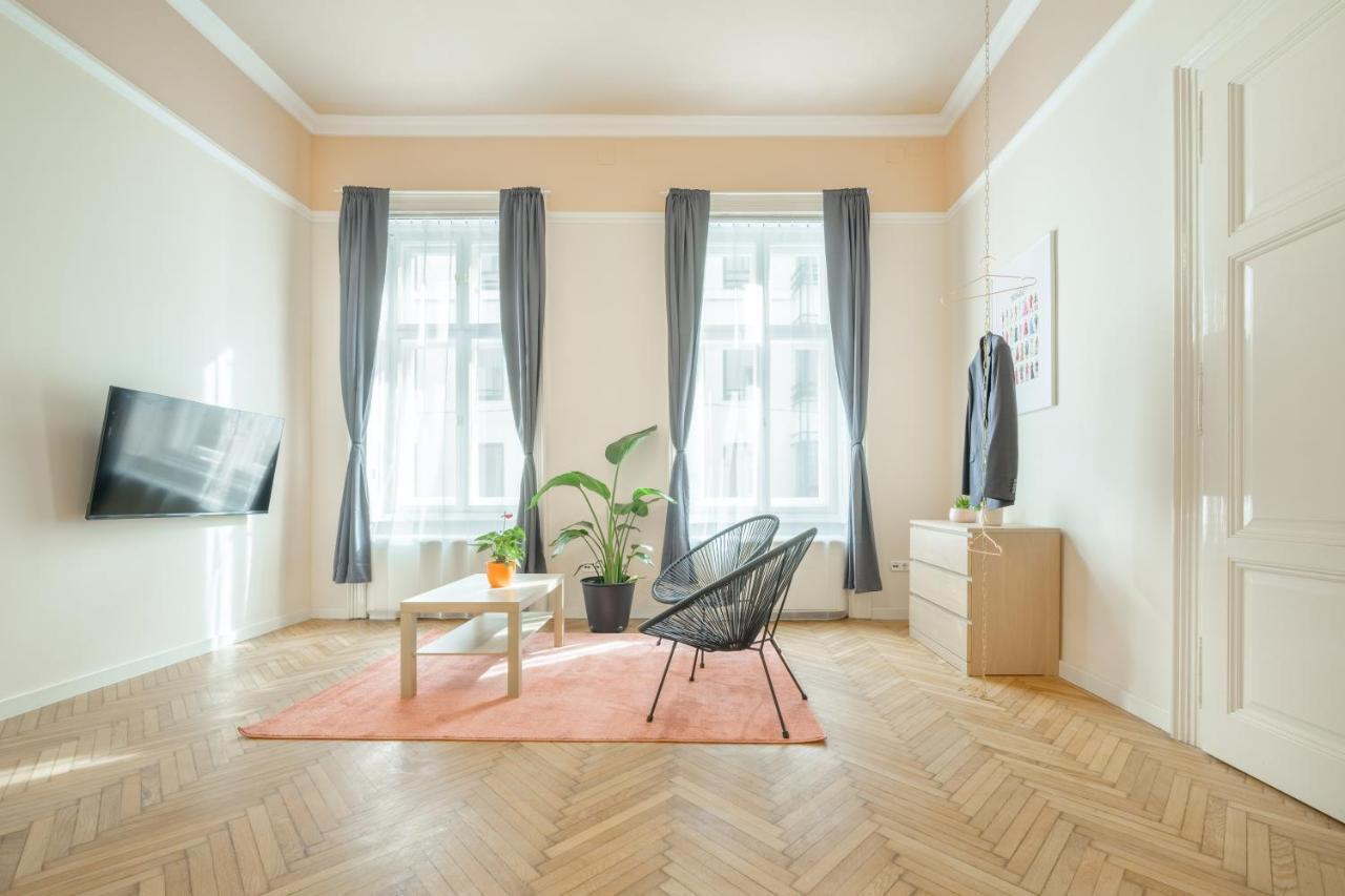 Seasons Andrassy Apartment