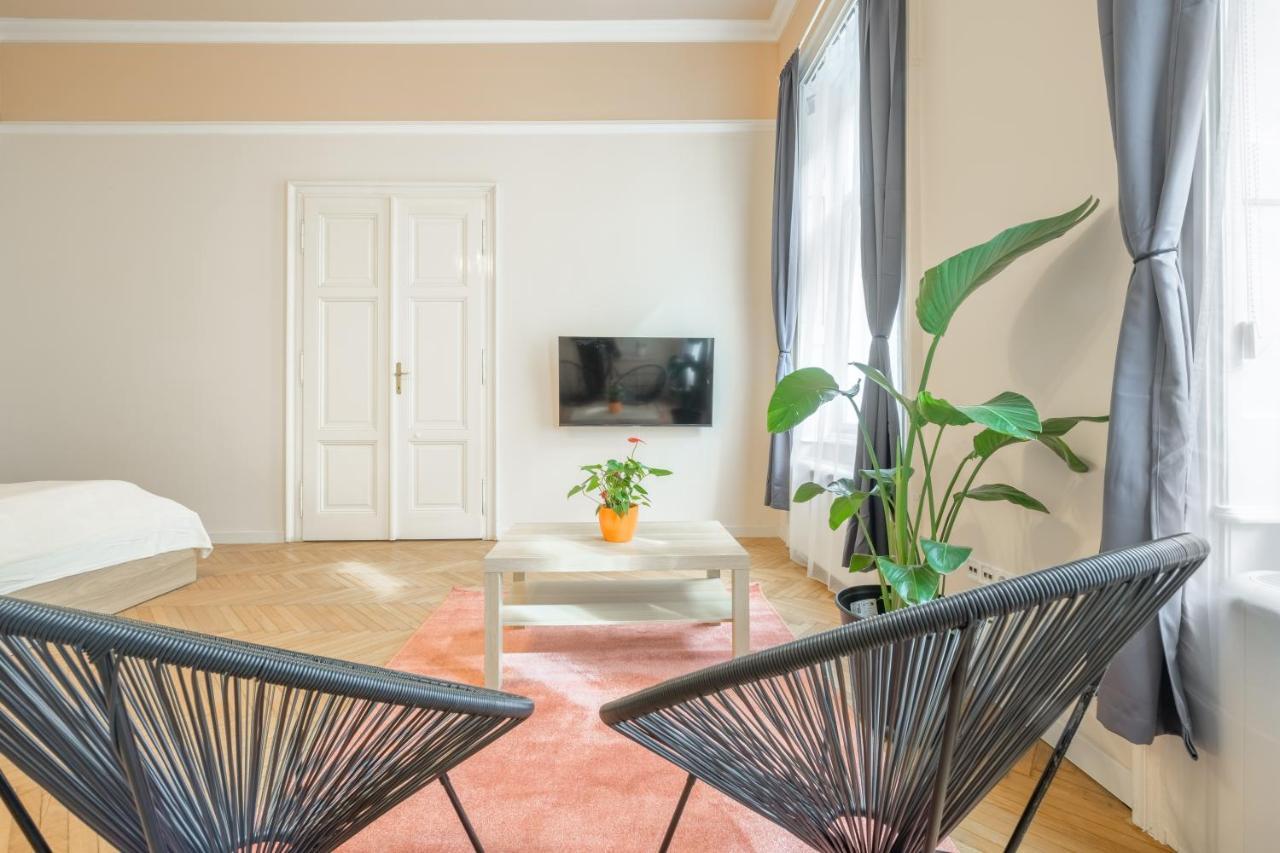 Seasons Andrassy Apartment