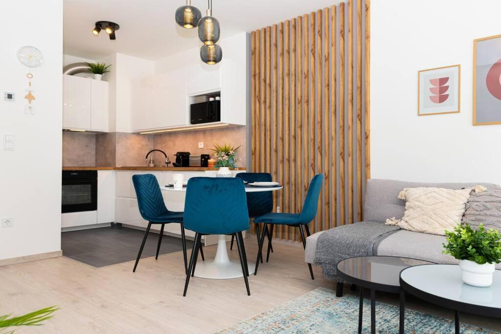 Chic206 Retreat: Modern 1br Gem With Balcony By Nw Apartman