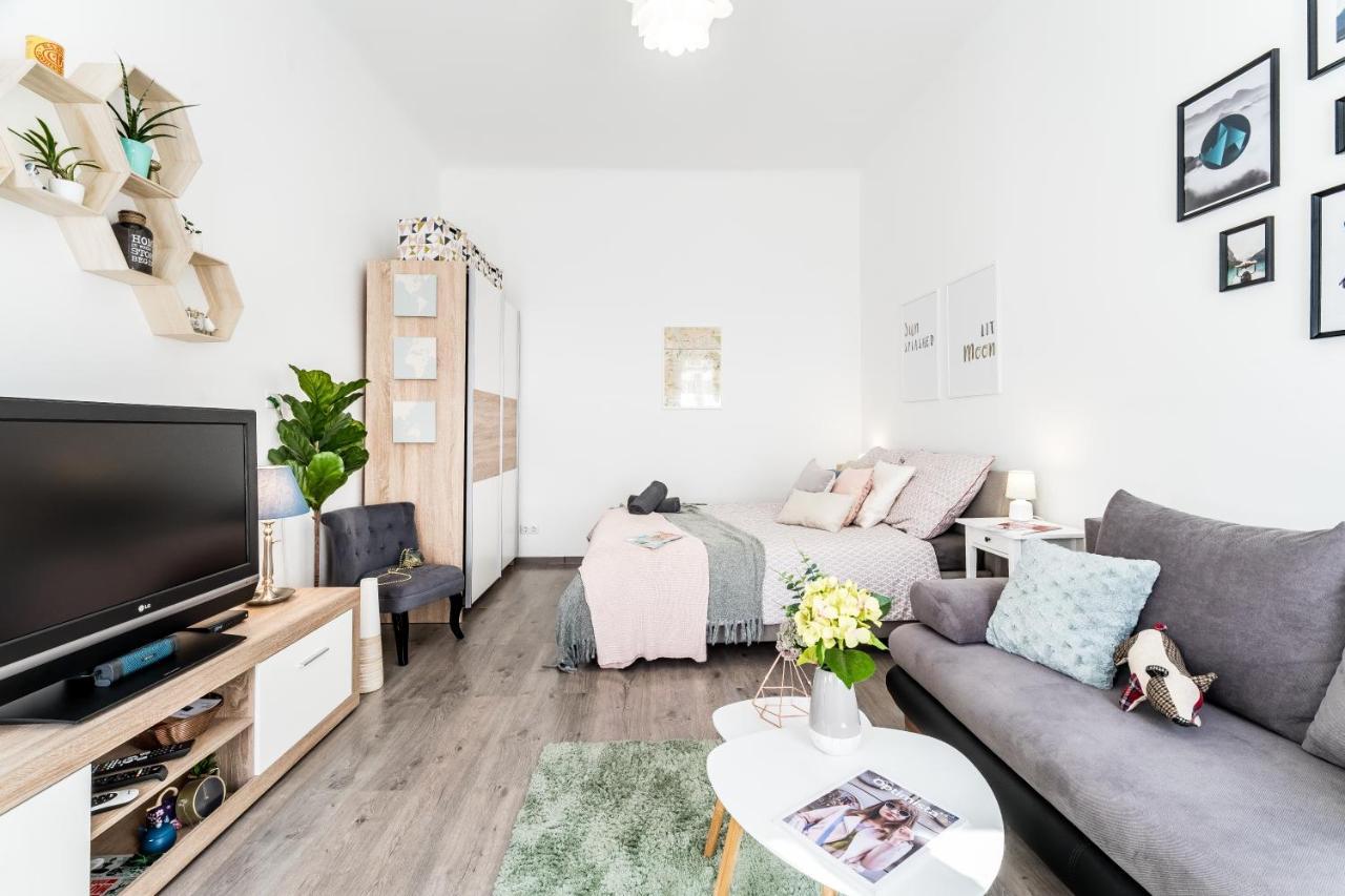 Sun-splashed Retreat In The Heart Of A Vibrant Quarter Apartament