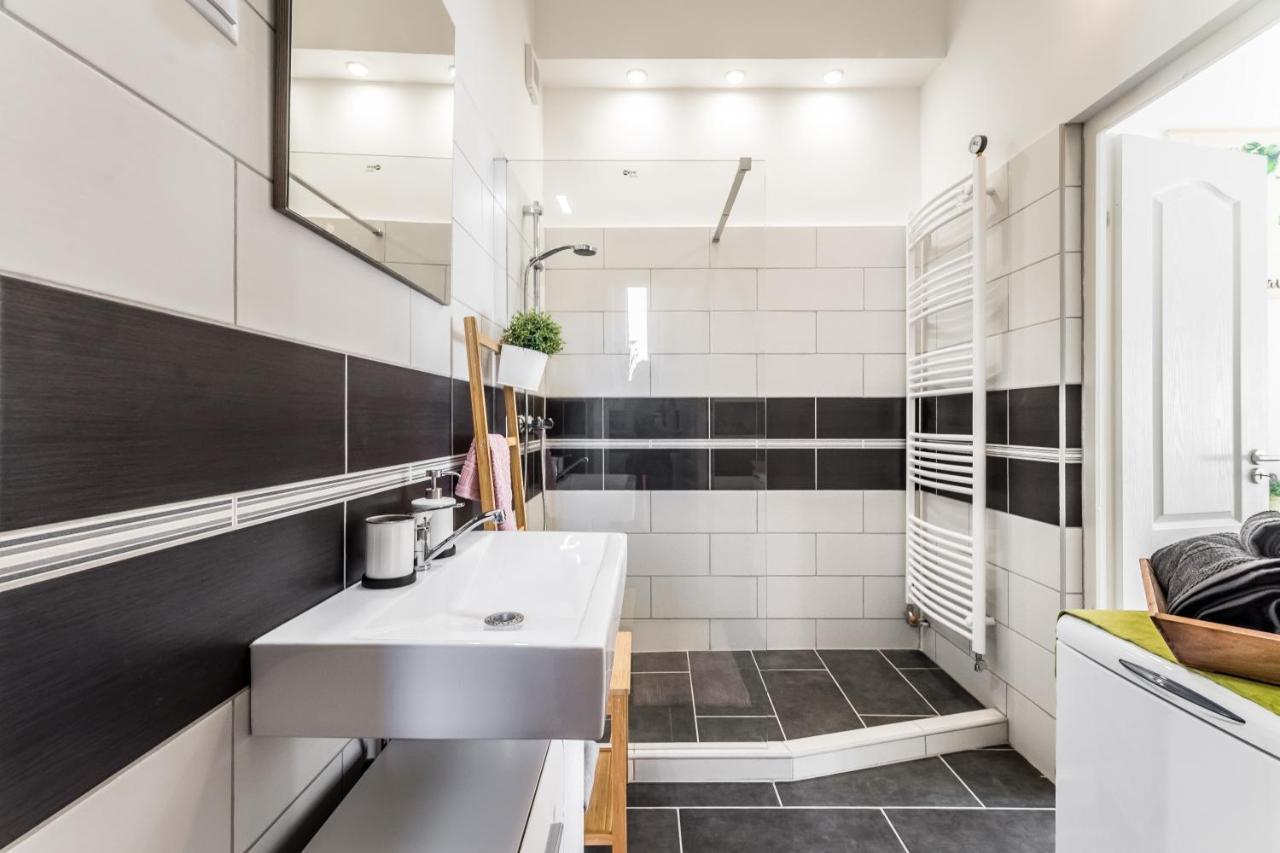 Sun-splashed Retreat In The Heart Of A Vibrant Quarter Apartament Budapeszt