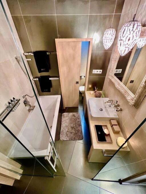 Hilltop Views, Design - Buda Hills - With Free Garage Apartament Budapeszt
