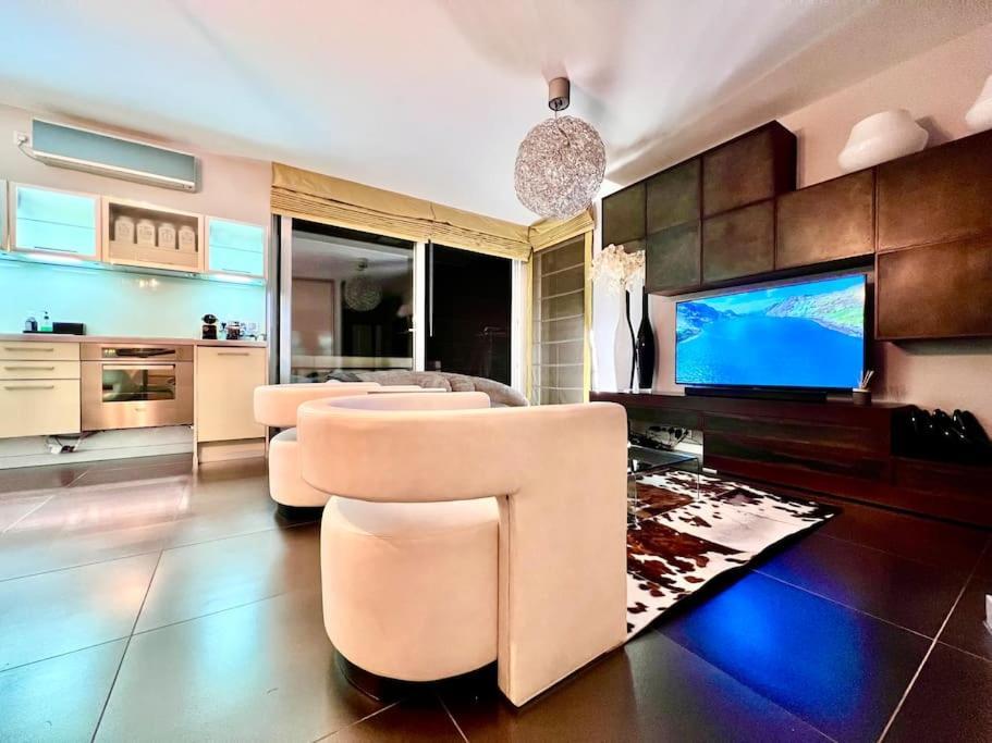 Hilltop Views, Design - Buda Hills - With Free Garage Apartament *