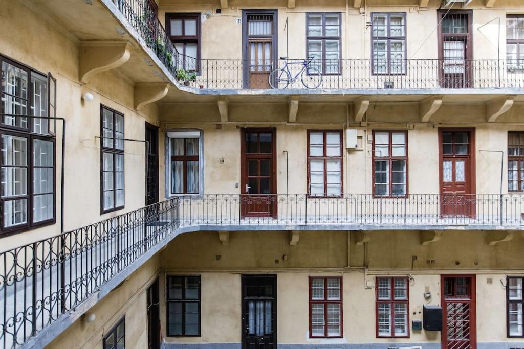 Designer Dream In The Ruin Bar District W A/c Apartman