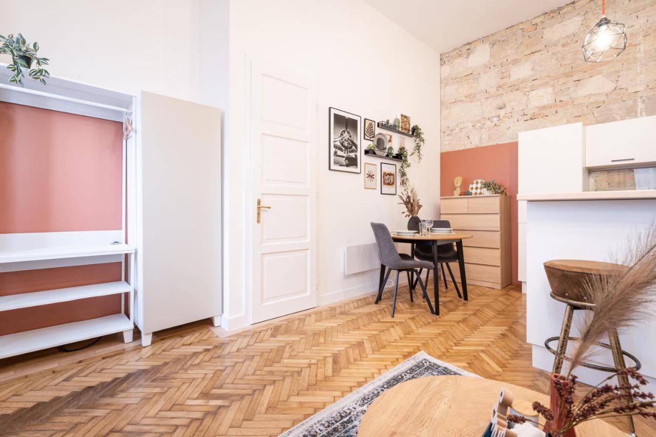 Comfy Downtown Hideaway With Urban Touch *