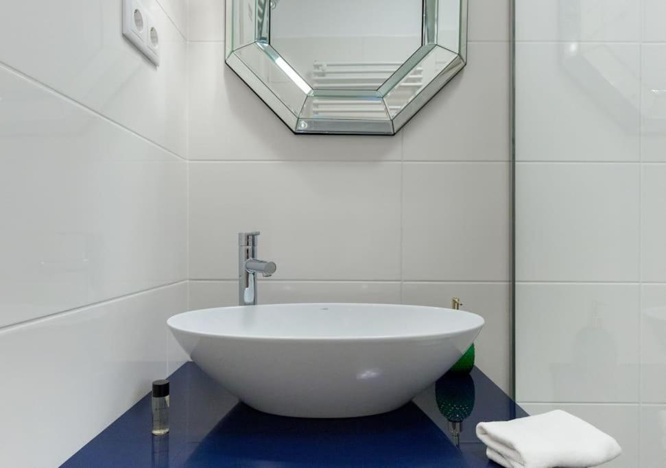 Grand & Luxurious In The Heart Of Budapest, 2br & 2bt Apartment Budapest
