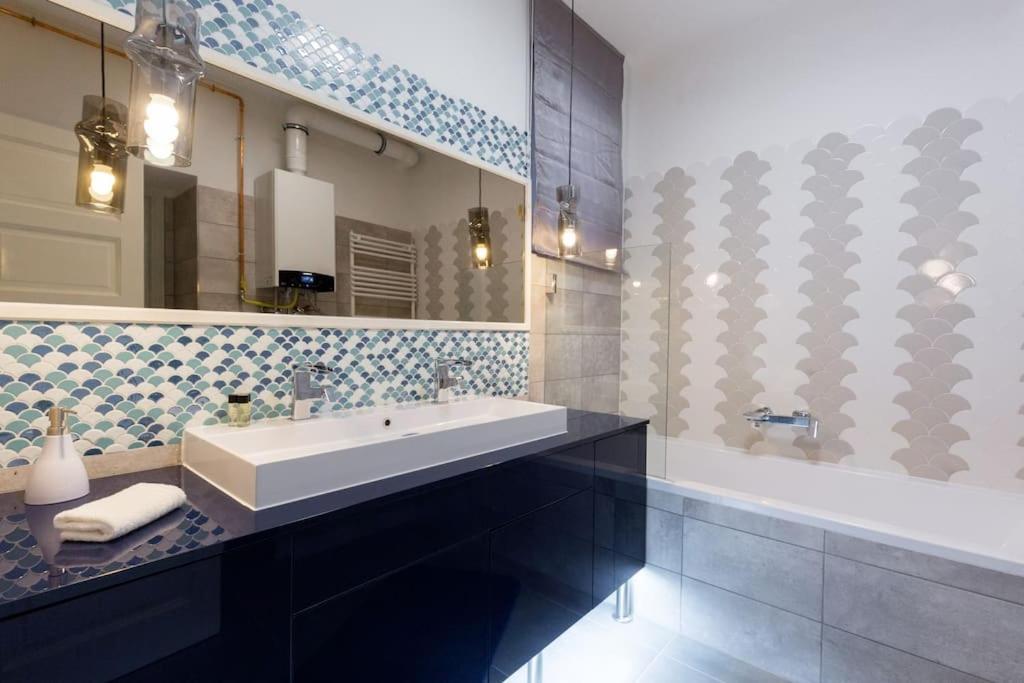 Grand & Luxurious In The Heart Of Budapest, 2br & 2bt Apartment