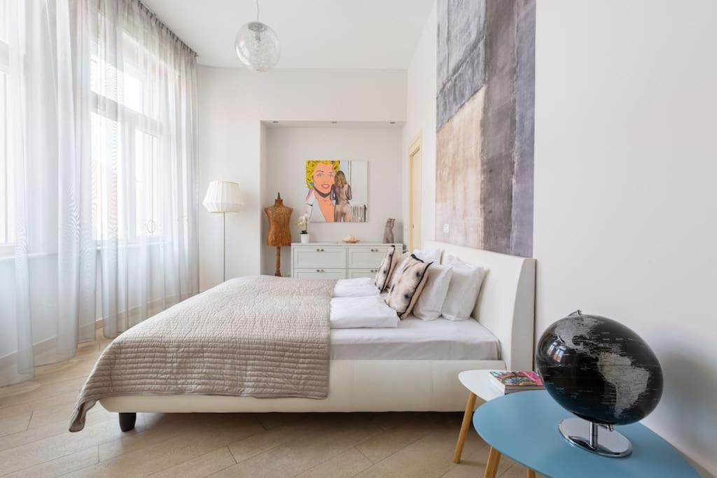 Designer Dream With Balcony At Vaci Street Apartman