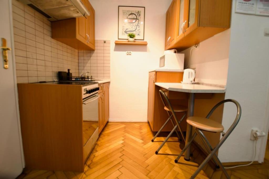 Standard By Hi5- Aranykez * Budapest