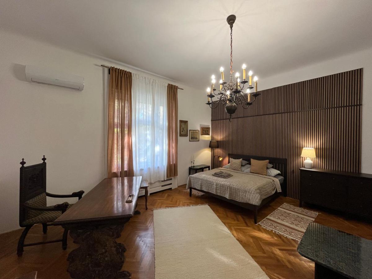 Hillside Luxury With Free Garage