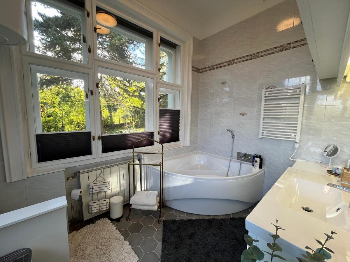 Hillside Luxury With Free Garage *