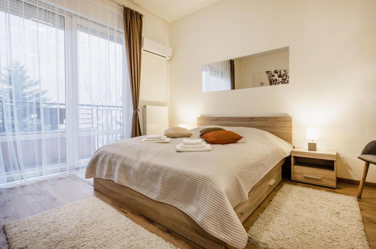 Downtown Charm With Balcony And Garden View Apartment