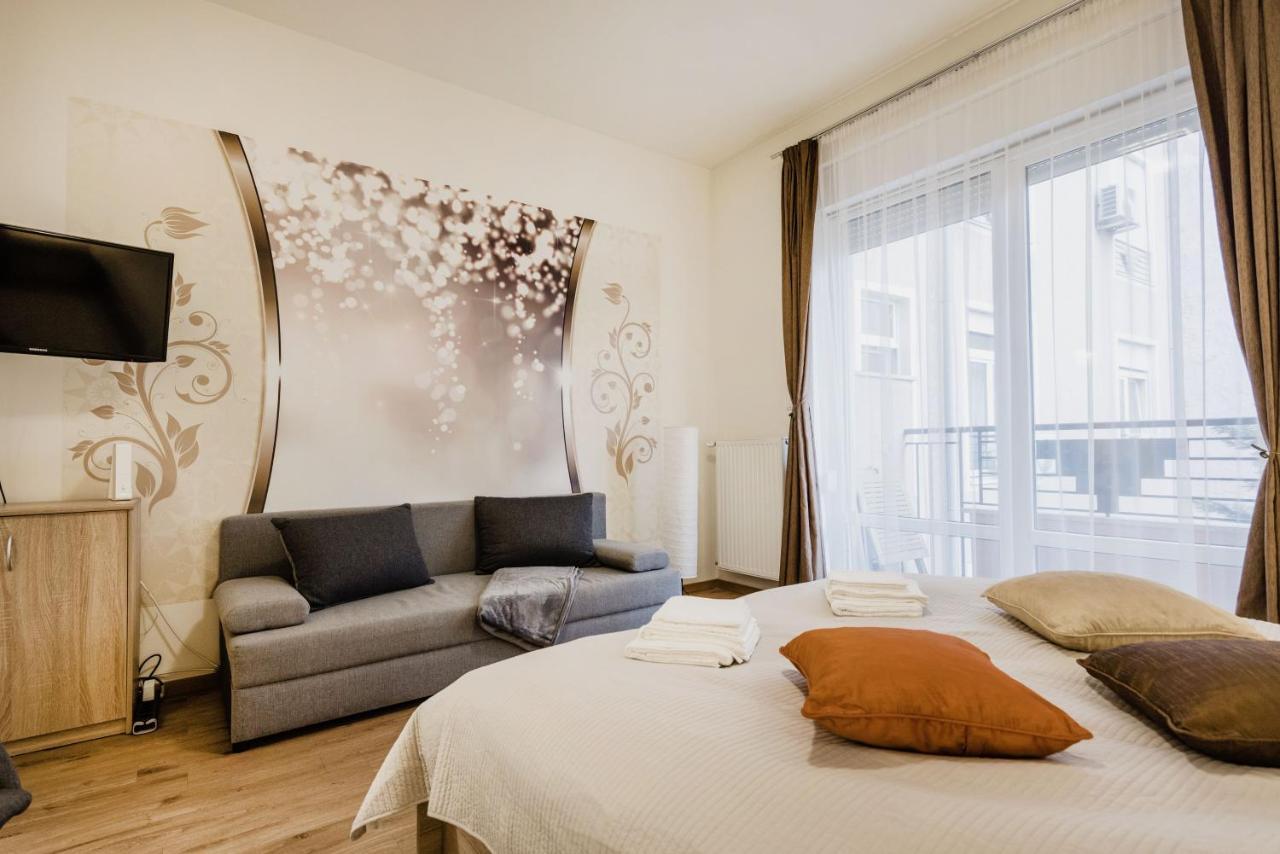 Apartment Downtown Charm With Balcony And Garden View Budapest