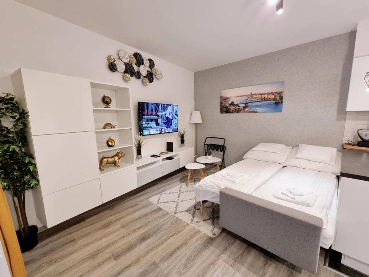 Flamingo - Balcony, Ac, Downtown Apartment Budapest