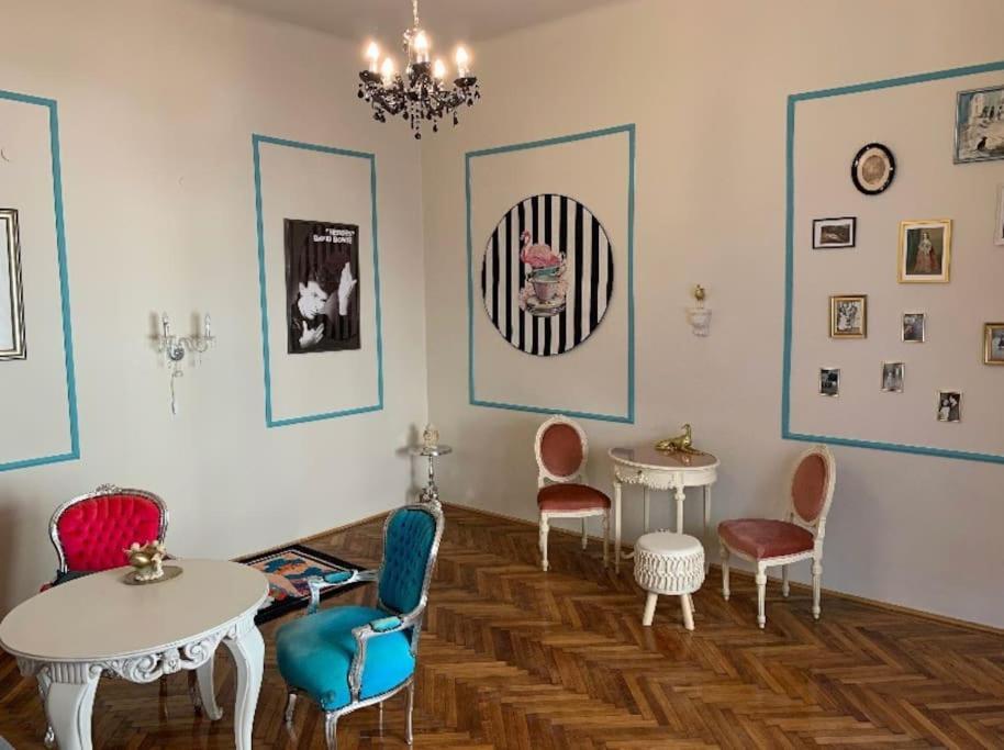 Barbie Baroque Apartment