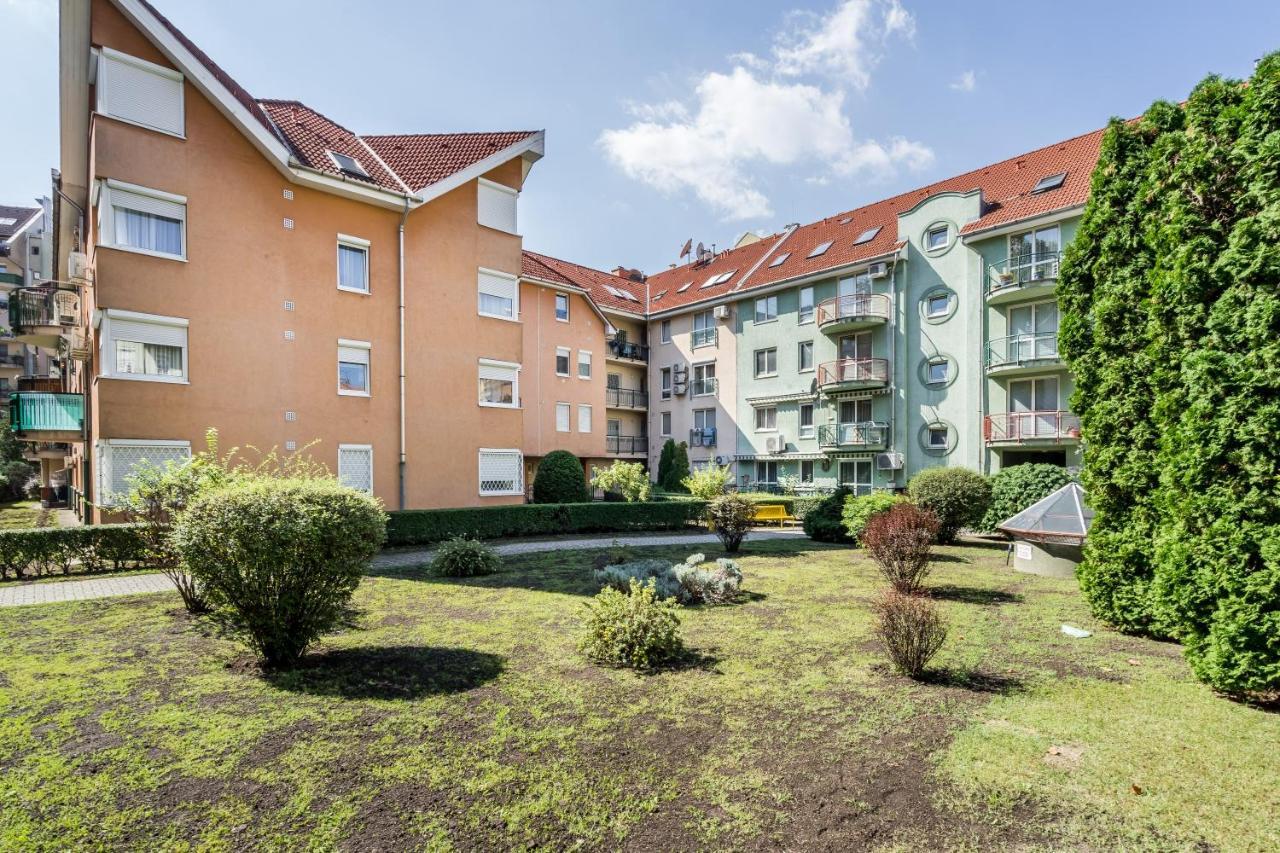 Apartament Beautiful Three Bedrooms With Free Parking Close To The Danube Coast